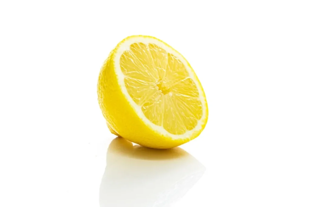Ilustrasi air perasan lemon segar untuk mendapatkan khasiat lemon untuk detoksifikasi tubuh