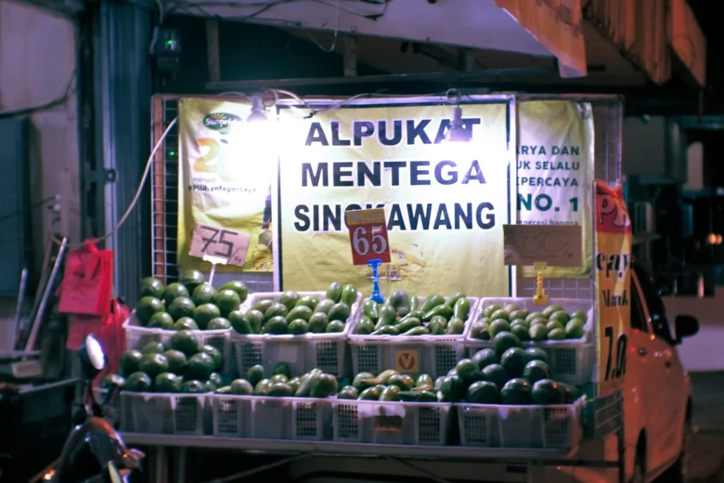 Ilustrasi potongan buah segar dan manfaat semangka untuk menghidrasi tubuh saat musim kemarau