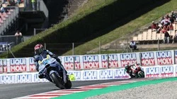 Suasana balapan sengit di lintasan MotoGP Catalunya 2026