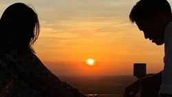 Wisatawan menikmati suasana di salah satu destinasi wisata akhir pekan populer di Jakarta