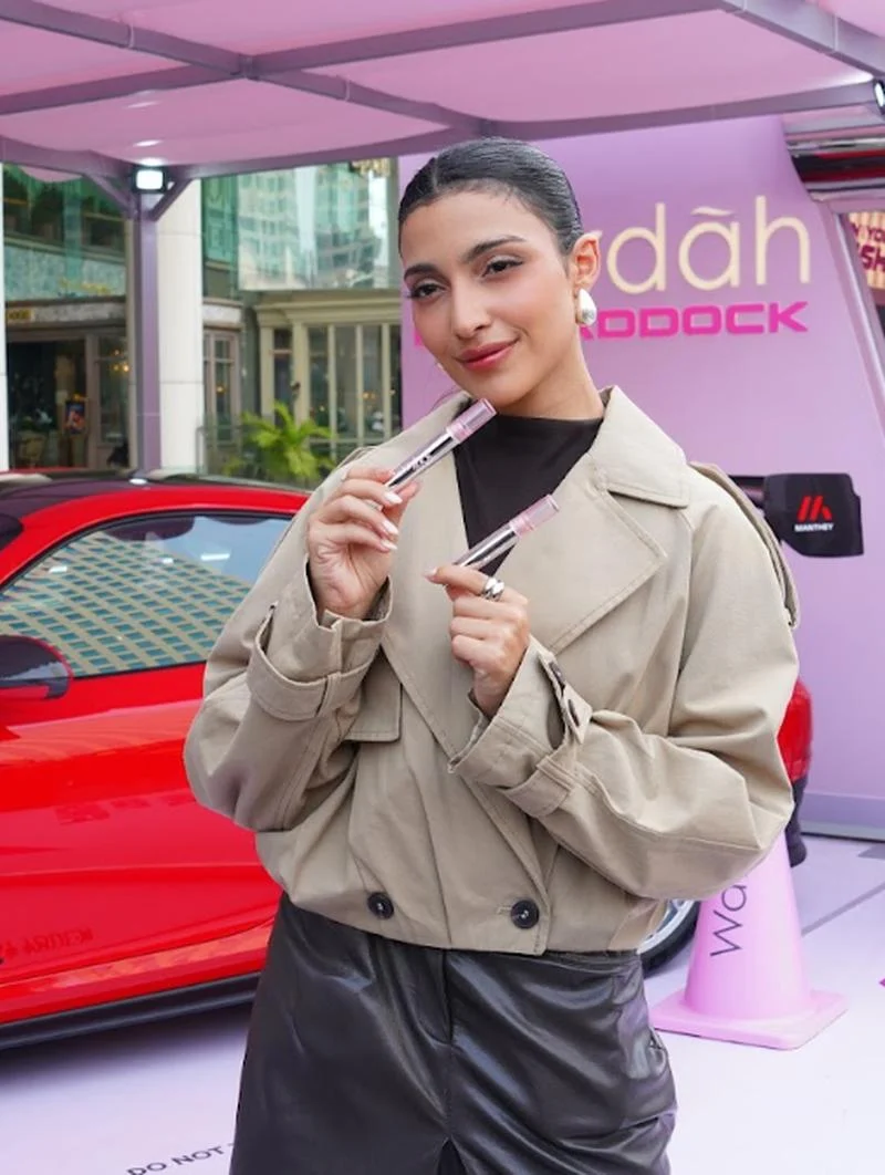 Tasya Farasya memberikan inspirasi gaya selebriti dengan meniru tampilan Anne Hathaway