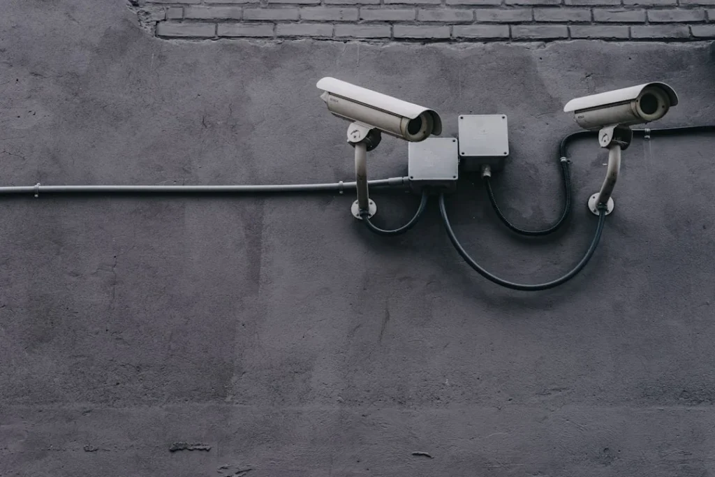 Proses cara memasang CCTV WiFi di sudut dinding ruangan rumah