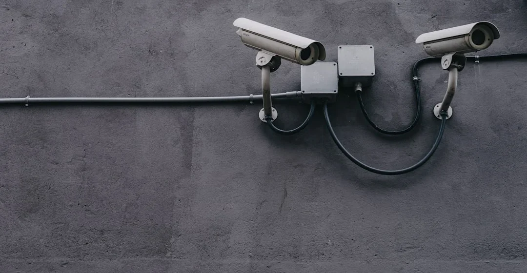 Proses cara memasang CCTV WiFi di sudut dinding ruangan rumah