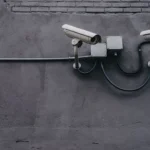Proses cara memasang CCTV WiFi di sudut dinding ruangan rumah