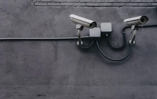 Proses cara memasang CCTV WiFi di sudut dinding ruangan rumah