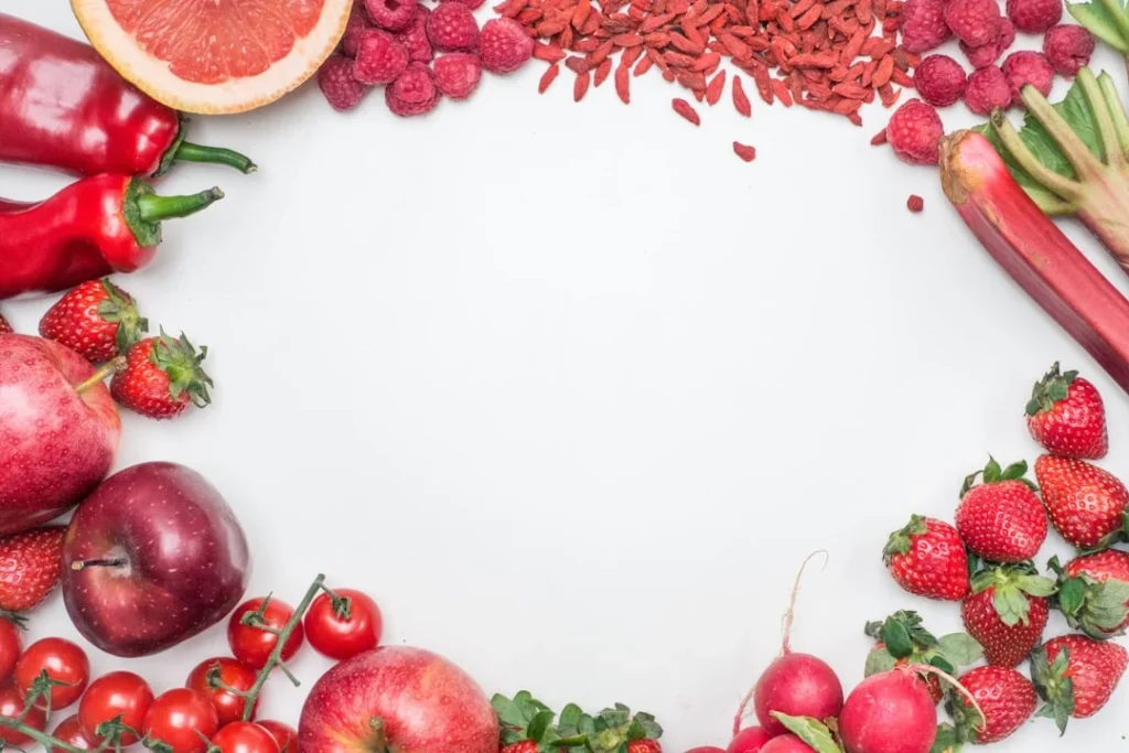 Berbagai jenis tomat dan stroberi yang menunjukkan manfaat buah dan sayur berwarna merah untuk kesehatan otak