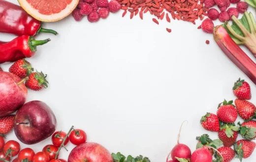 Berbagai jenis tomat dan stroberi yang menunjukkan manfaat buah dan sayur berwarna merah untuk kesehatan otak