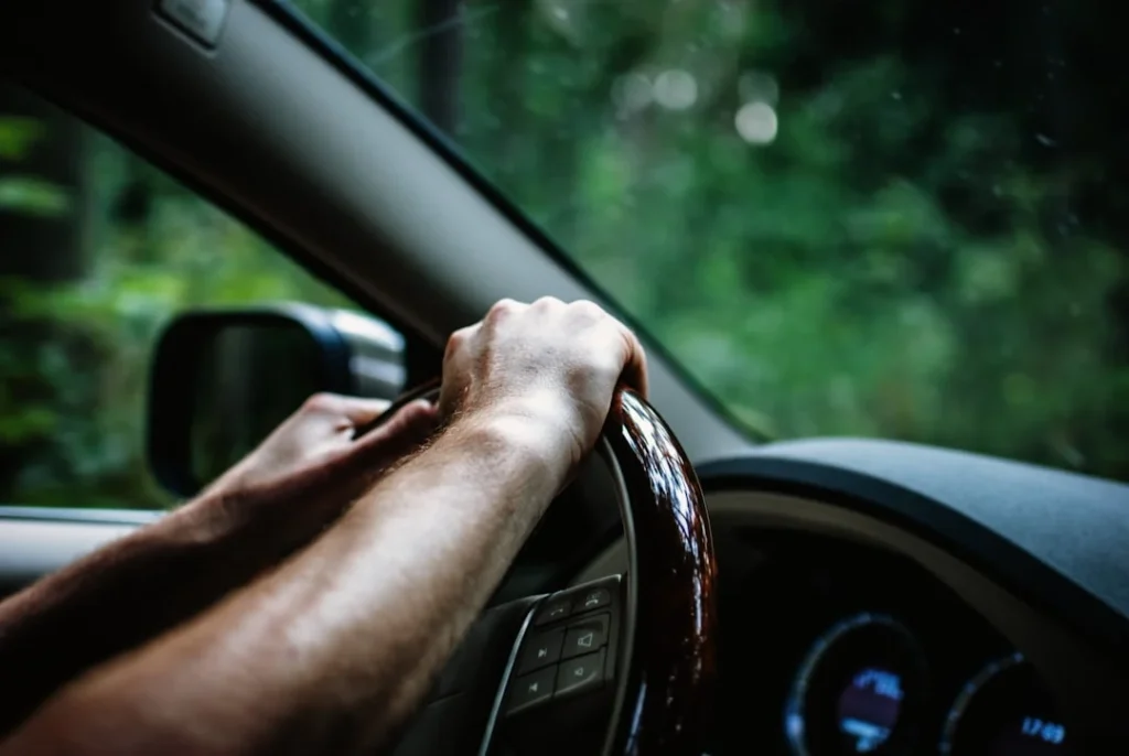 Mekanik sedang memeriksa penyebab setir mobil terasa berat pada sistem power steering