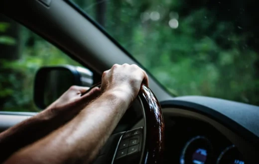 Mekanik sedang memeriksa penyebab setir mobil terasa berat pada sistem power steering