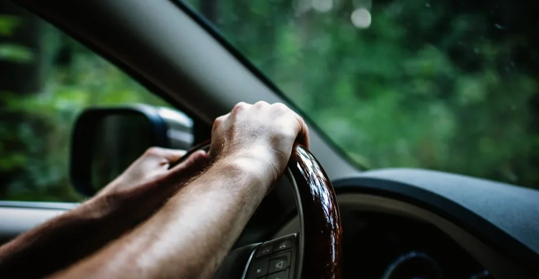 Ilustrasi cara mengatasi setir mobil terasa berat melalui pengecekan komponen power steering
