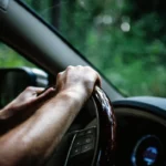 Ilustrasi cara mengatasi setir mobil terasa berat melalui pengecekan komponen power steering