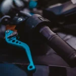 Ilustrasi mekanik memperbaiki pedal kopling motor terasa keras