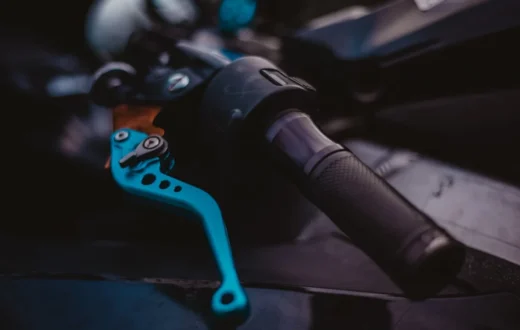 Ilustrasi mekanik memperbaiki pedal kopling motor terasa keras