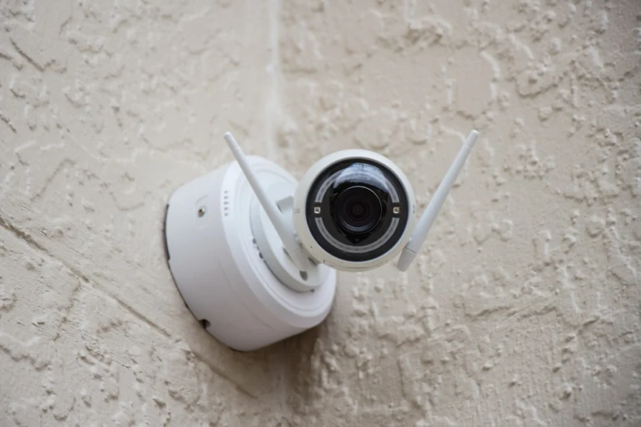 Proses cara memasang CCTV WiFi di sudut dinding ruangan rumah