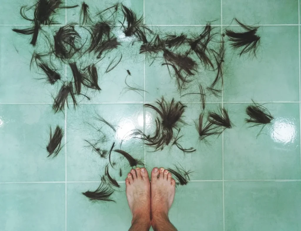 Proses mengatasi saluran air kamar mandi tersumbat rambut menggunakan alat pembersih manual