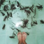 Proses mengatasi saluran air kamar mandi tersumbat rambut menggunakan alat pembersih manual