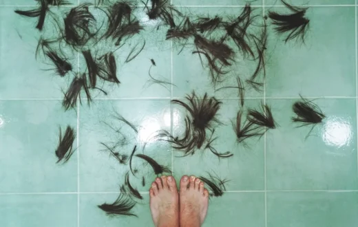 Proses mengatasi saluran air kamar mandi tersumbat rambut menggunakan alat pembersih manual