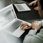 Ilustrasi cara menggunakan ChatGPT untuk membantu pekerjaan kantor secara profesional