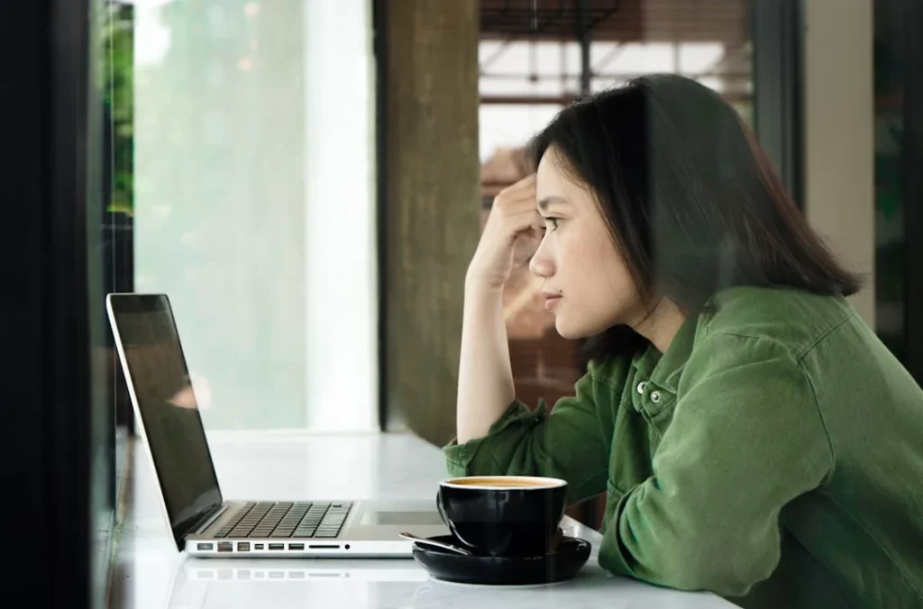 Ilustrasi pengguna sedang mempraktikkan cara mengatasi laptop lemot melalui pengaturan sistem
