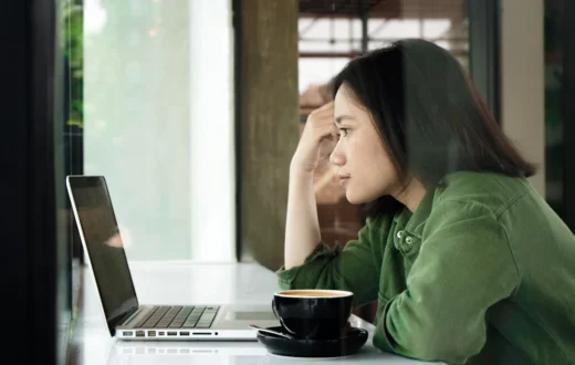 Ilustrasi pengguna sedang mempraktikkan cara mengatasi laptop lemot melalui pengaturan sistem