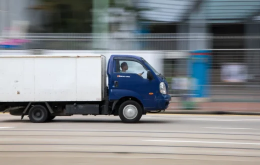 Berbagai armada jenis truk logistik untuk pengiriman barang