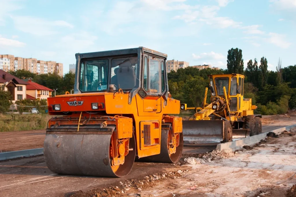 Berbagai jenis alat compactor yang digunakan untuk pemadatan tanah di area konstruksi