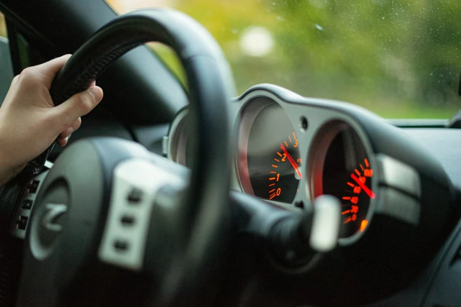 Ilustrasi cara mengatasi setir mobil terasa berat melalui pengecekan komponen power steering