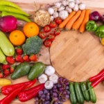 Ilustrasi piring berisi buah dan sayur segar untuk membantu menjaga kesehatan jantung secara alami