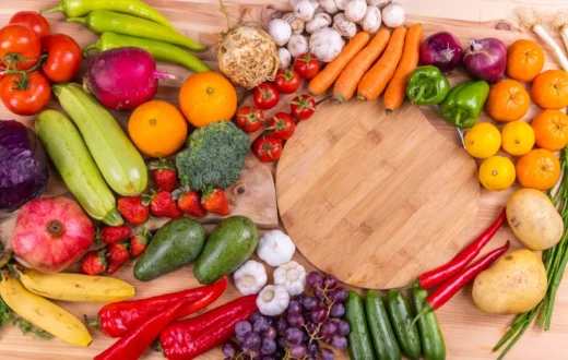 Ilustrasi piring berisi buah dan sayur segar untuk membantu menjaga kesehatan jantung secara alami