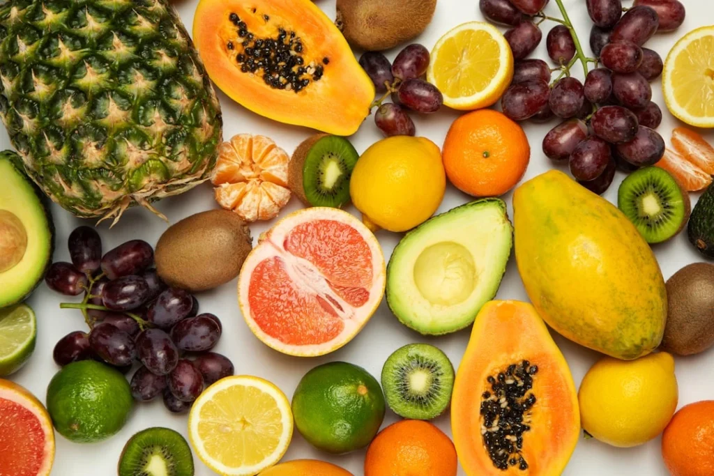 Piring berisi aneka ragam makanan sehat yang menunjukkan manfaat buah dan sayur bagi kesehatan tubuh