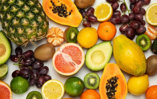 Piring berisi aneka ragam makanan sehat yang menunjukkan manfaat buah dan sayur bagi kesehatan tubuh