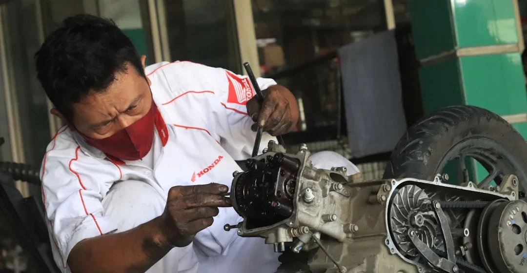 Ilustrasi teknisi sedang mempraktikkan cara mengatasi lampu sein motor tidak berkedip pada motor matic.
