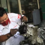 Ilustrasi teknisi sedang mempraktikkan cara mengatasi lampu sein motor tidak berkedip pada motor matic.
