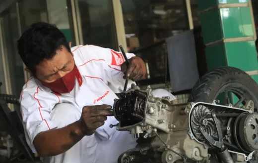 Langkah praktis cara memperbaiki rem mobil yang bunyi mencicit dengan membersihkan kampas.