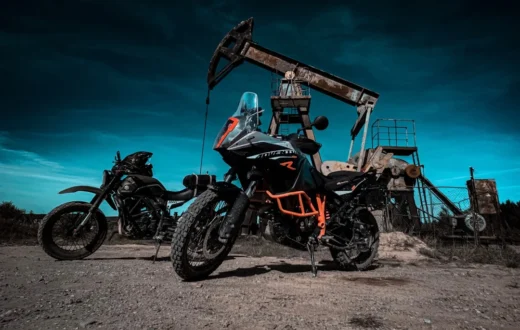 Pemeriksaan dipstick untuk mendeteksi telat ganti oli mesin pada motor matik bekas