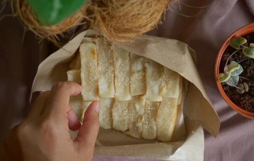 Ilustrasi cara memilih buah dan sayur segar di lapak pedagang pasar tradisional