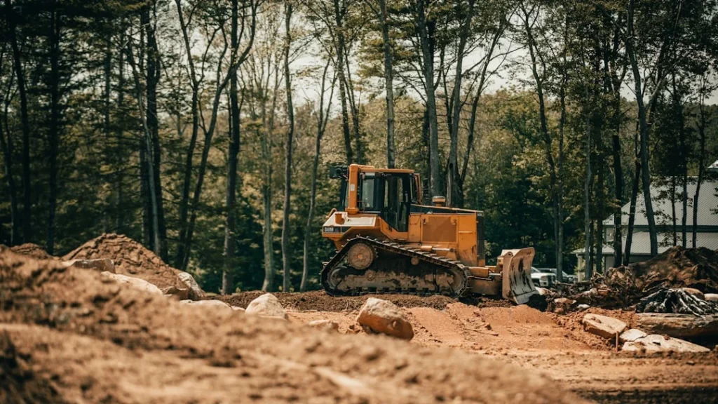 Berbagai jenis bulldozer sedang beroperasi di area proyek konstruksi