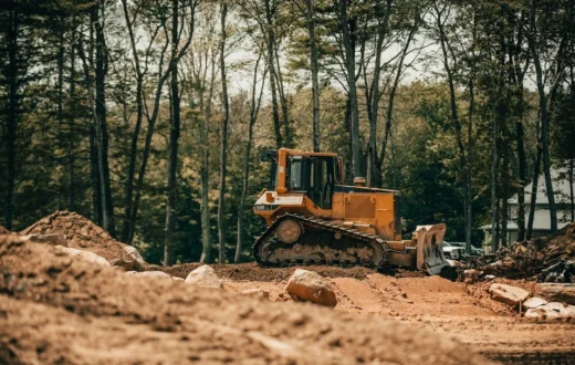 Berbagai jenis bulldozer sedang beroperasi di area proyek konstruksi