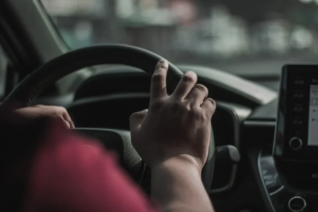 Teknisi bengkel sedang melakukan pengecekan ban untuk mengatasi getaran berlebih pada setir mobil