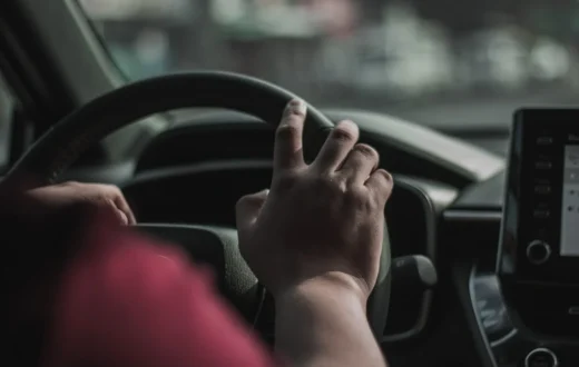 Teknisi bengkel sedang melakukan pengecekan ban untuk mengatasi getaran berlebih pada setir mobil