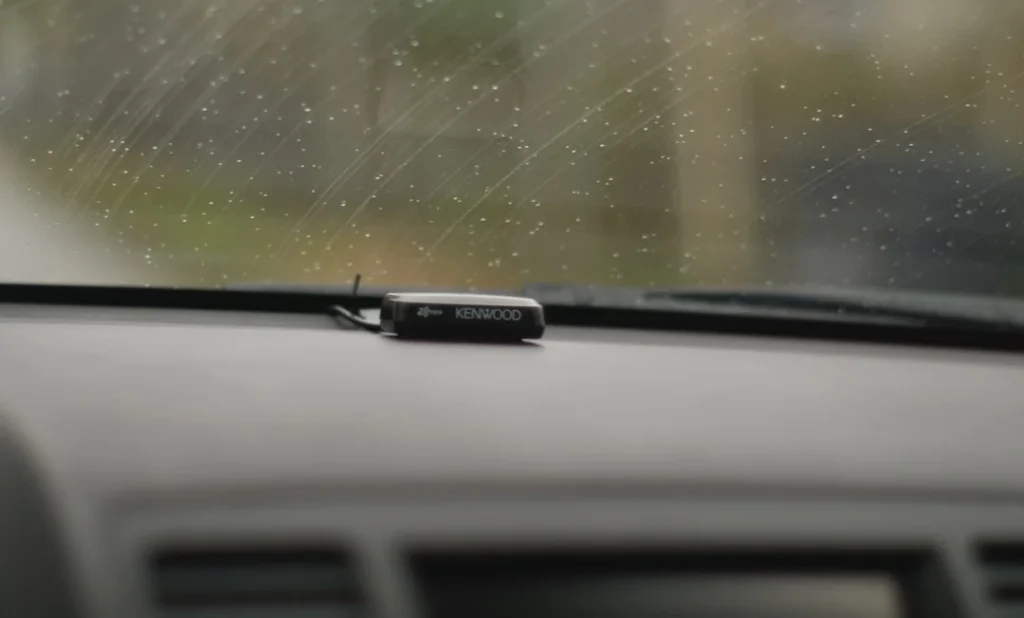 Proses memperbaiki wiper mobil yang tidak bersih agar kaca depan kembali jernih