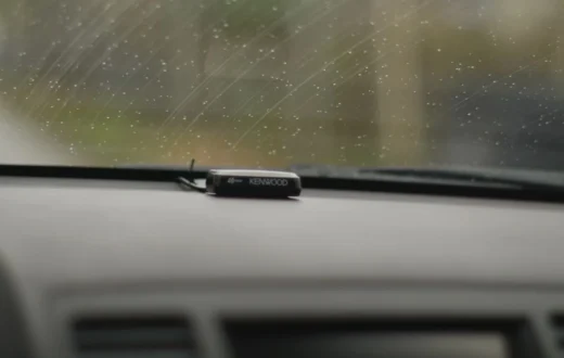 Proses memperbaiki wiper mobil yang tidak bersih agar kaca depan kembali jernih