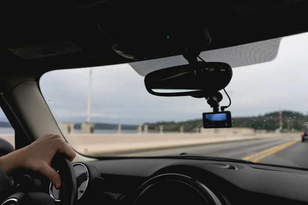 Proses memasang dashcam mobil sendiri pada bagian kaca depan kendaraan dengan rapi