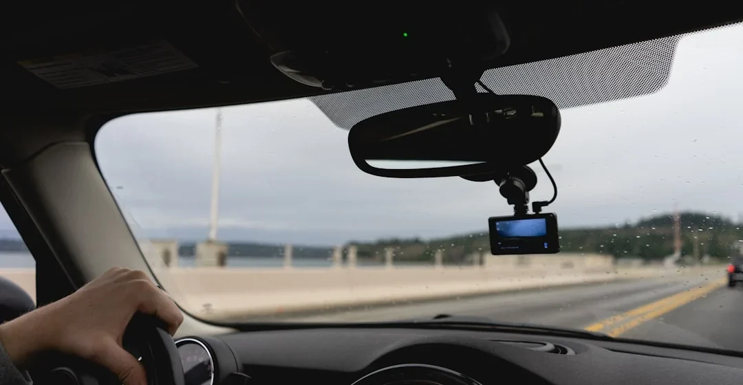 Proses memasang dashcam mobil sendiri pada bagian kaca depan kendaraan dengan rapi