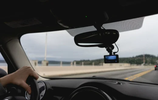 Proses memasang dashcam mobil sendiri pada bagian kaca depan kendaraan dengan rapi