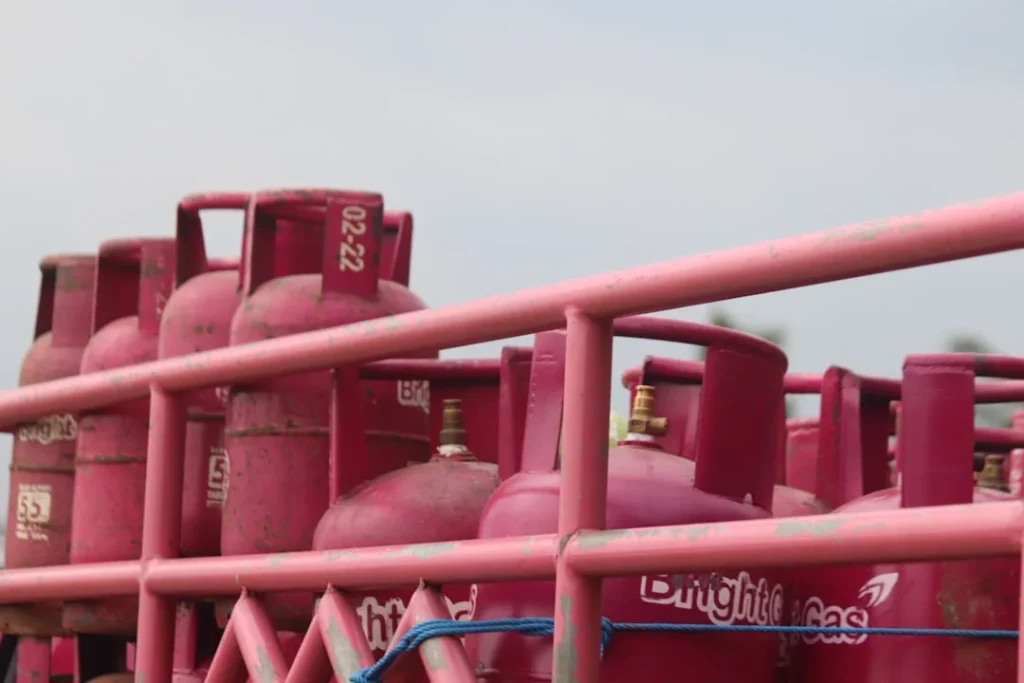 Proses cara mengganti karet tabung gas elpiji yang berwarna merah pada bagian katup tabung