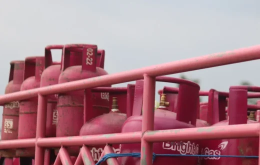 Proses cara mengganti karet tabung gas elpiji yang berwarna merah pada bagian katup tabung
