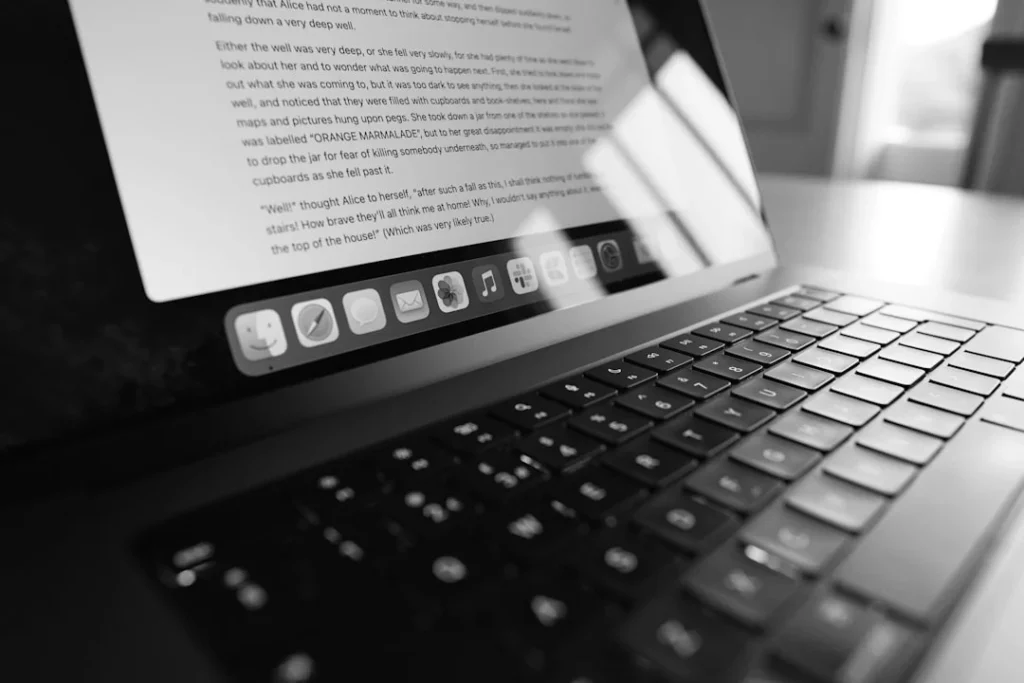 Ilustrasi cara mengubah PDF ke Word menggunakan laptop dan tools online untuk dokumen kantor