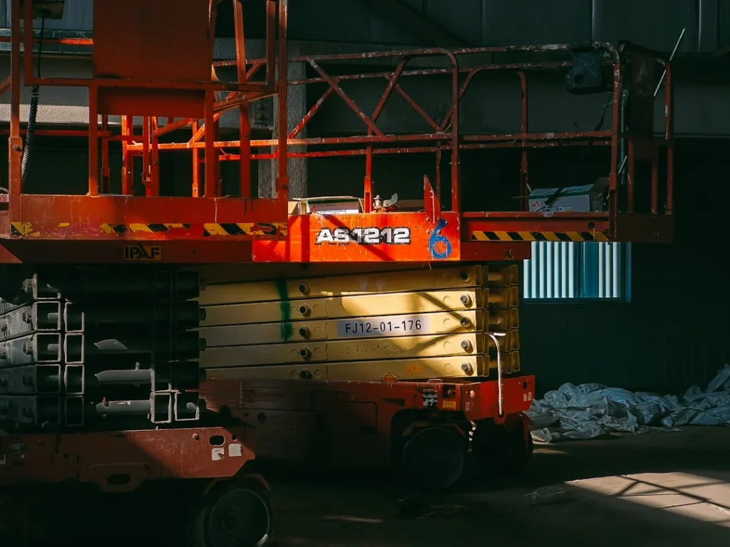 Teknisi sedang melakukan pengecekan rutin untuk mengatasi masalah scissor lift