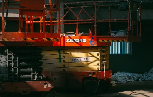 Teknisi sedang melakukan pengecekan rutin untuk mengatasi masalah scissor lift